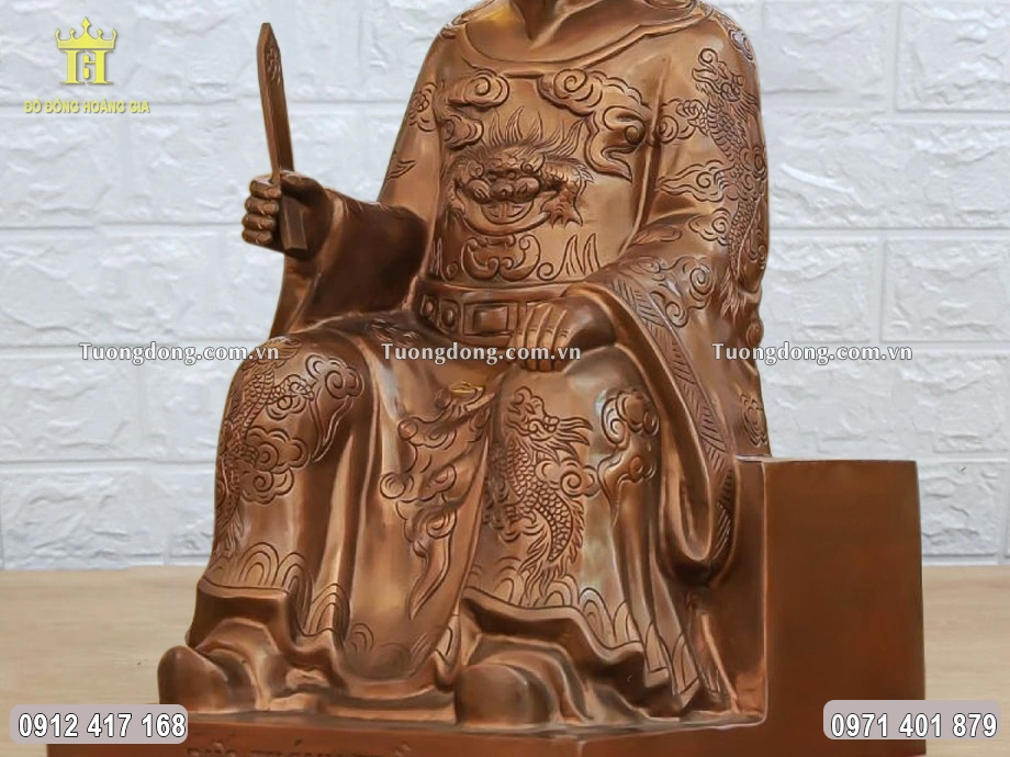 Toàn bộ bề mặt được hun nâu trầm mặc, cổ kính